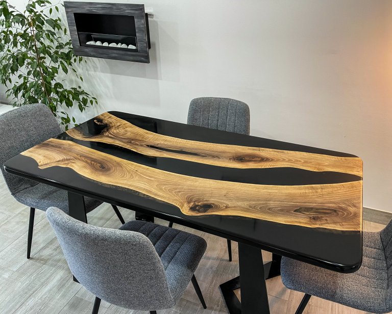 Jídelní stůl z ořechového masivu a dvou vrstev epoxidové pryskyřice (černá a kouřová průhledná)