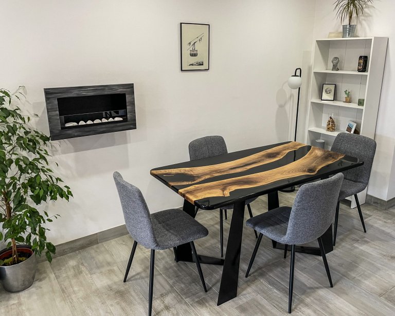 Jídelní stůl z ořechového masivu a dvou vrstev epoxidové pryskyřice (černá a kouřová průhledná)