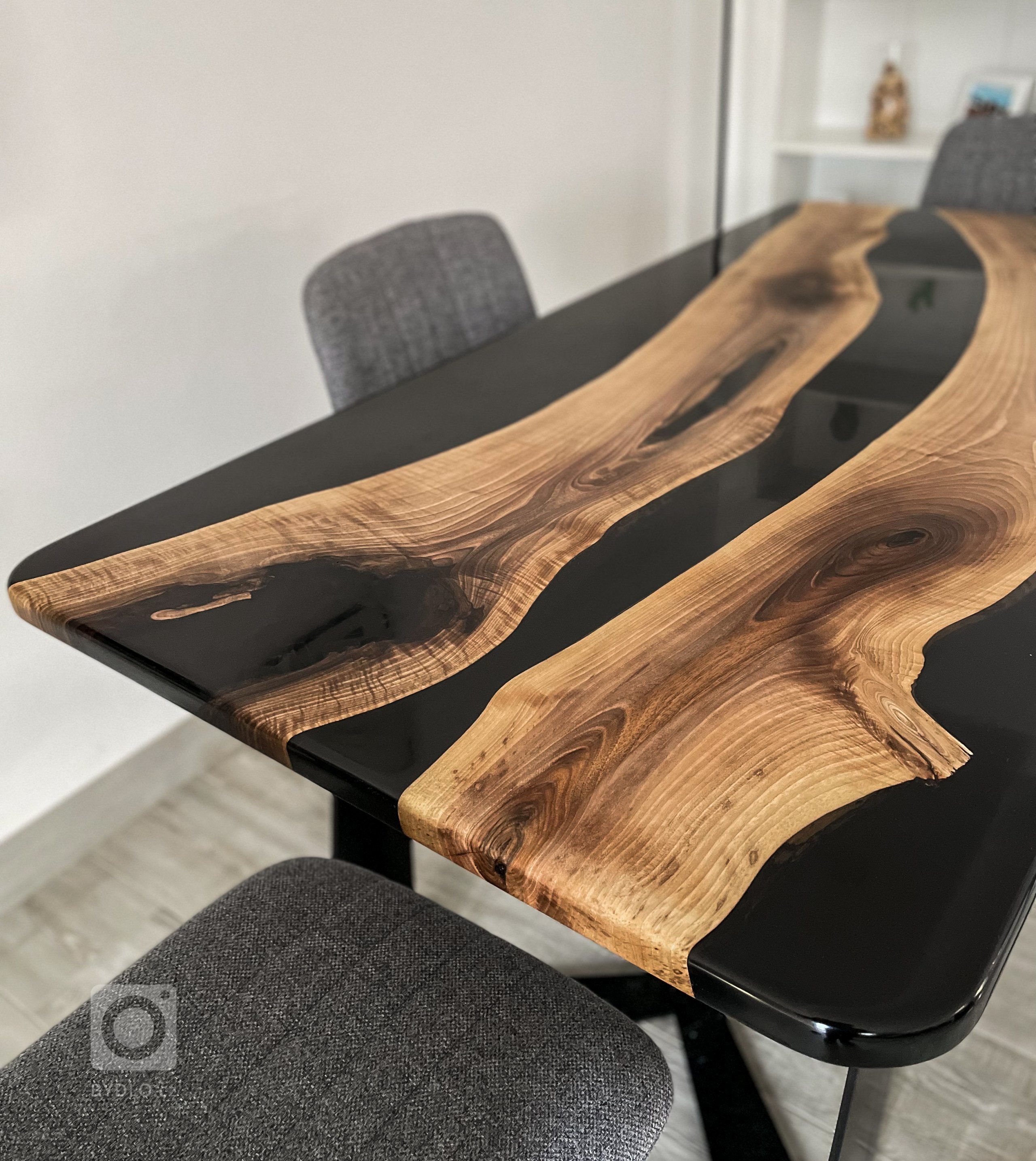 Jídelní stůl z ořechového masivu a dvou vrstev epoxidové pryskyřice (černá a kouřová průhledná)