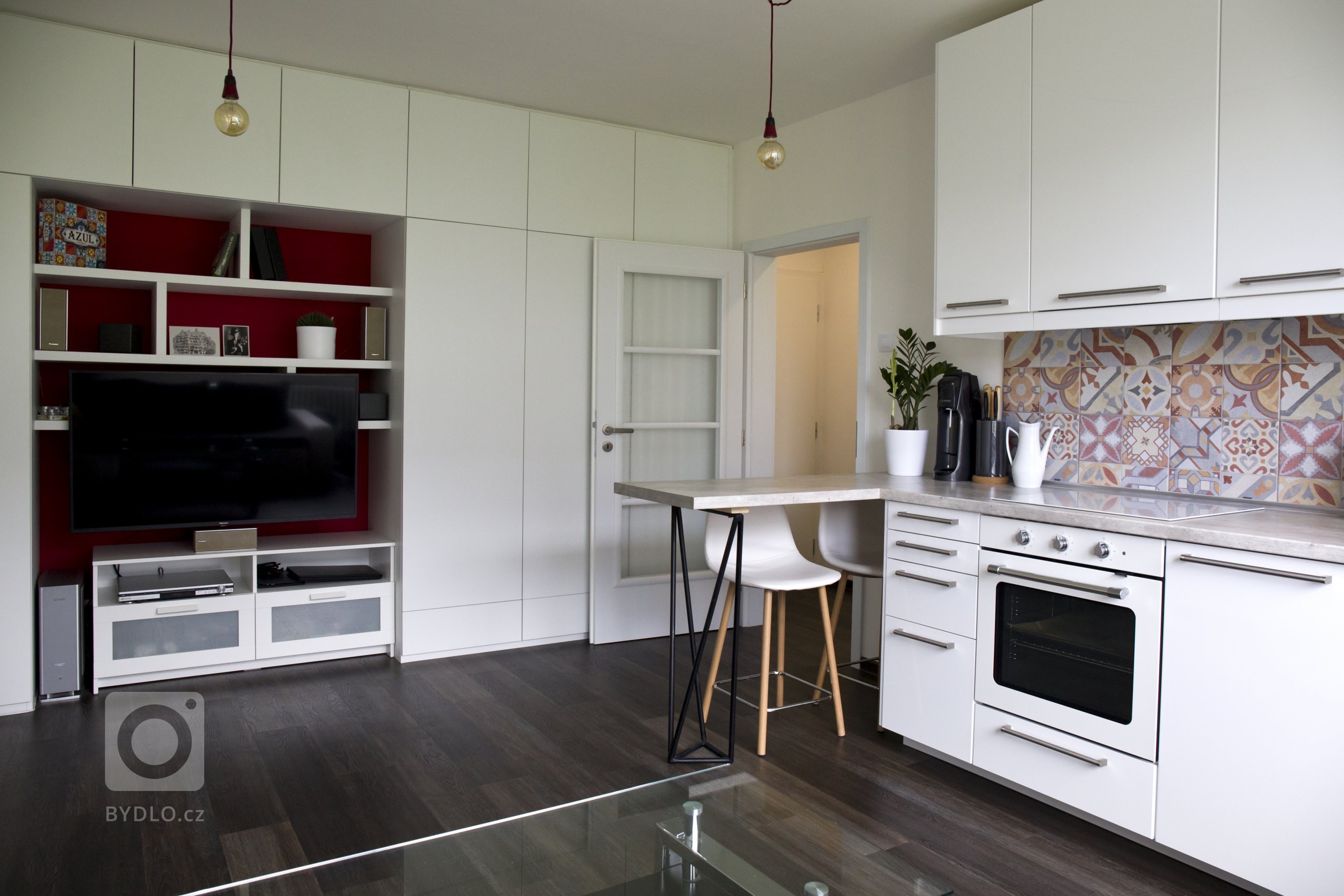 Obývací pokoj s dostatkem úložných prostor