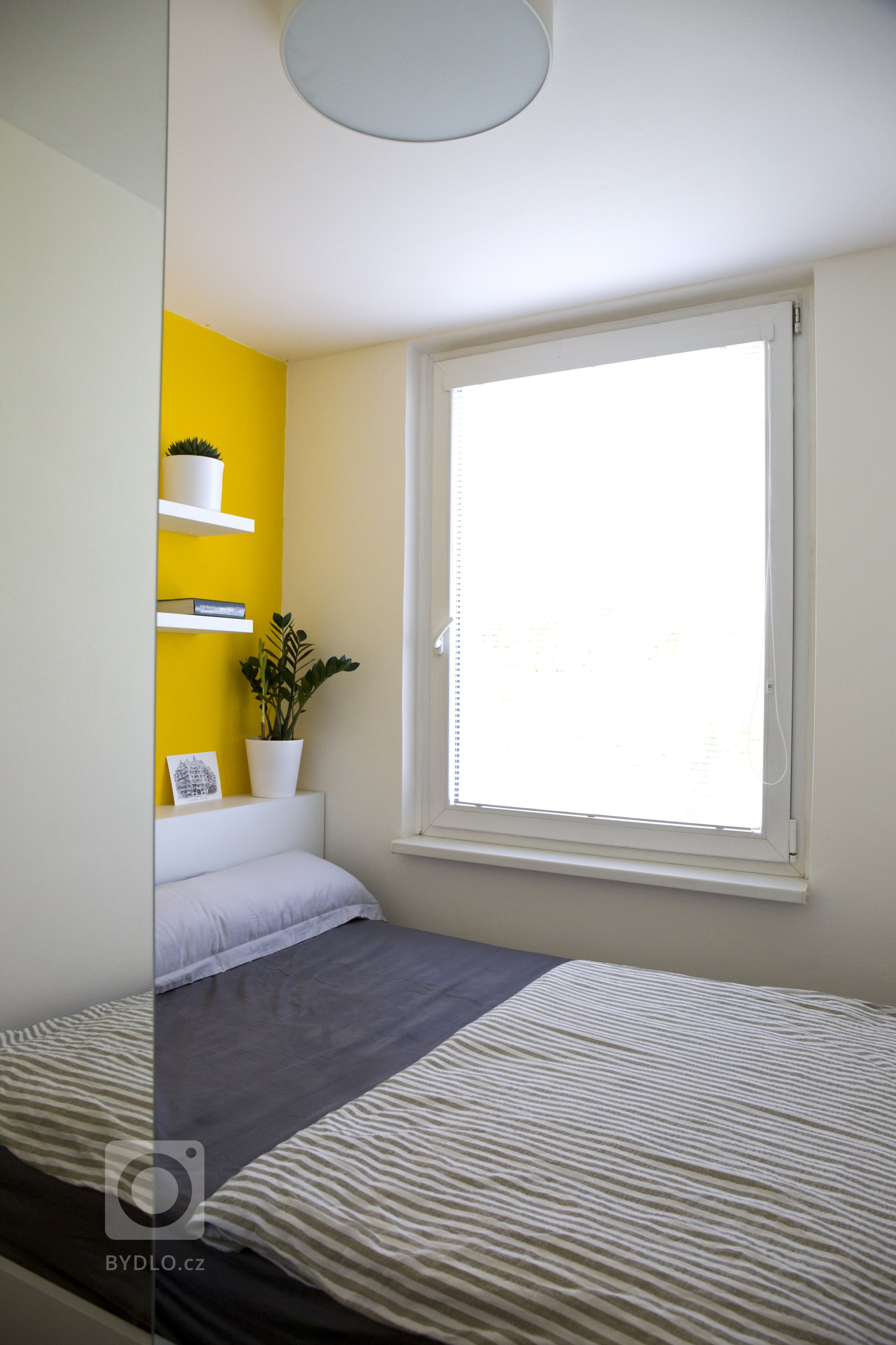 Ložnici tvoří, kromě zrcadlové šatní skříně, vestavěná postel s úložným prostorem za hlavou pro uschování peřin