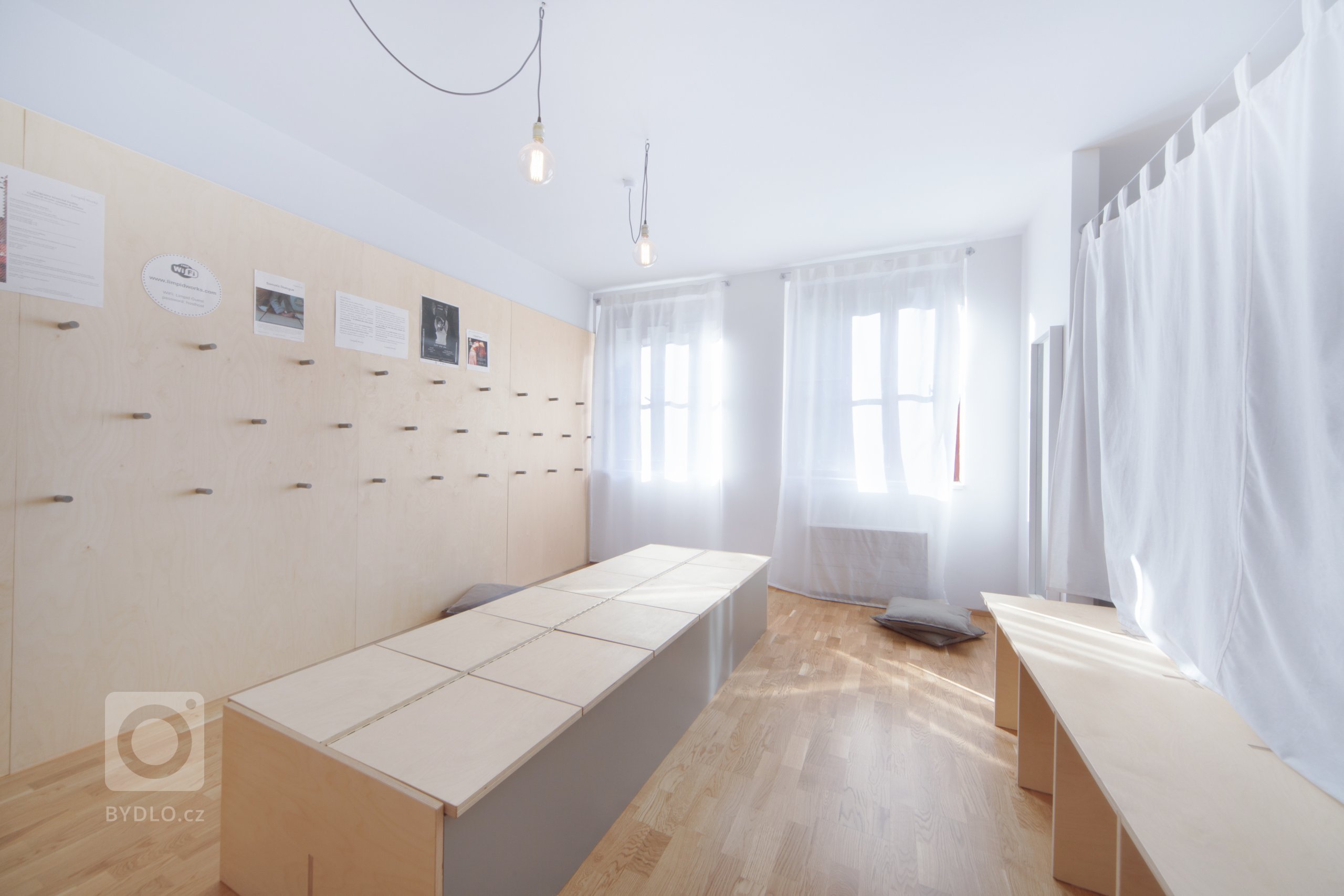 ATELIÉR

Prostory, které začaly rekonstrukcí a skočily náším&nbsp;ateliérem.

&nbsp;

OUR STUDIO

This place started as reconstruction and has become the place…