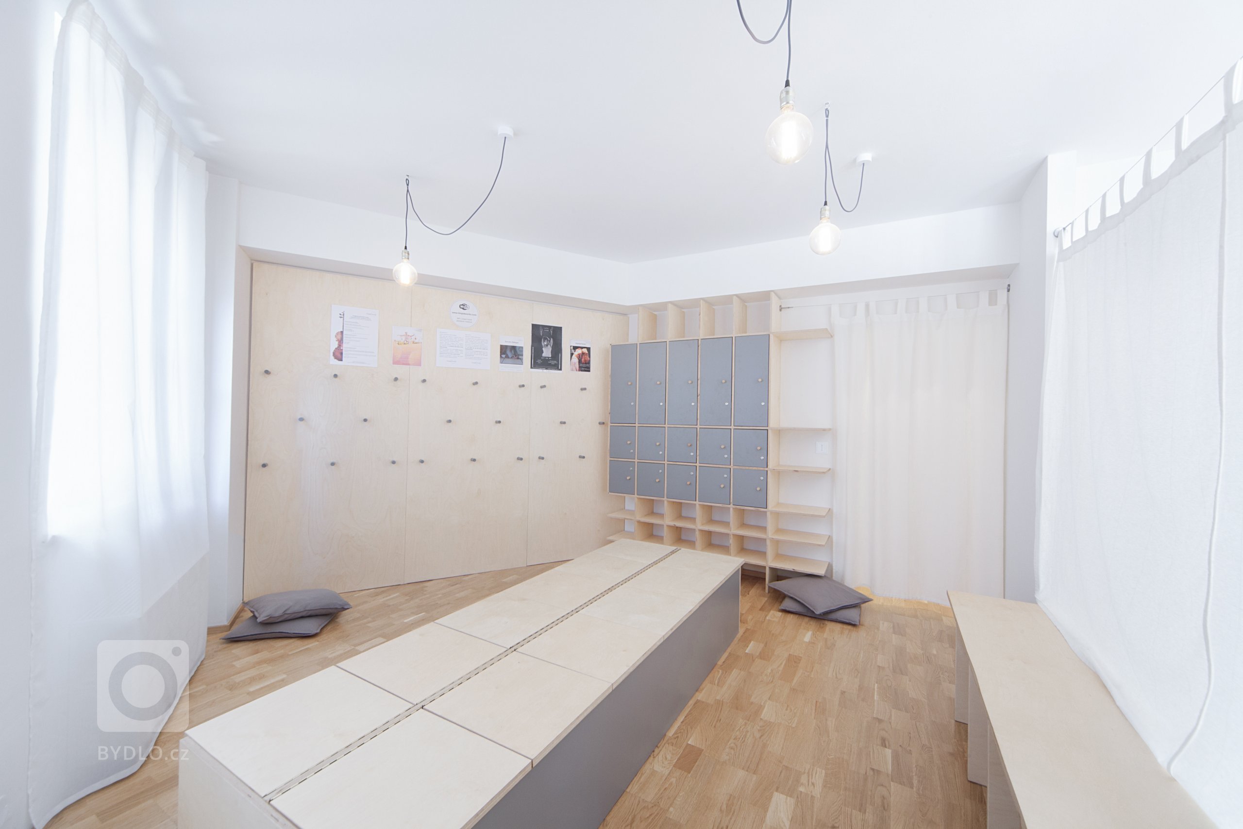 ATELIÉR

Prostory, které začaly rekonstrukcí a skočily náším&nbsp;ateliérem.

&nbsp;

OUR STUDIO

This place started as reconstruction and has become the place…