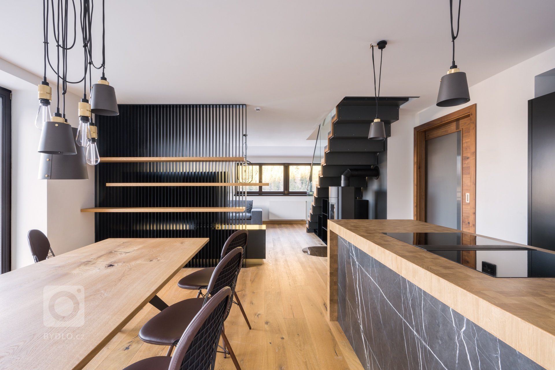 Koncept interiéru je laděn do přírodních materiálů a tmavších barev v&nbsp;kombinaci s&nbsp;bronzem, alcantarou a koňakovou kůží. Podlaha je až na koupelny…