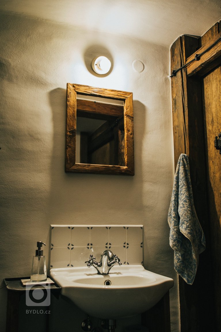 Rekonstrukce 280let staré chalupy pod památnou lípou. Dům byl znehodnocen opravou v 70tých letech a bylo nutno provést kompletní zásah do konstrukcí, výměnu…