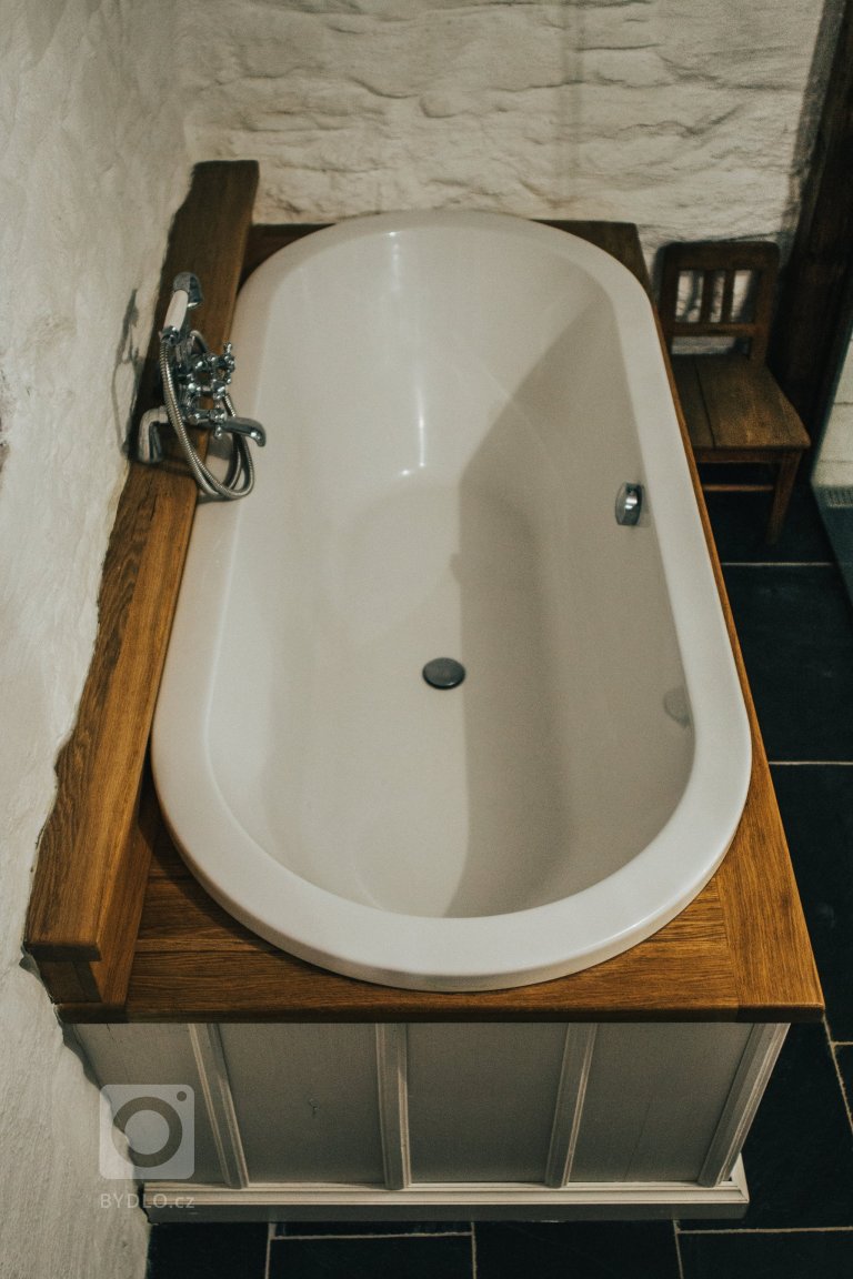 Rekonstrukce 280let staré chalupy pod památnou lípou. Dům byl znehodnocen opravou v 70tých letech a bylo nutno provést kompletní zásah do konstrukcí, výměnu…