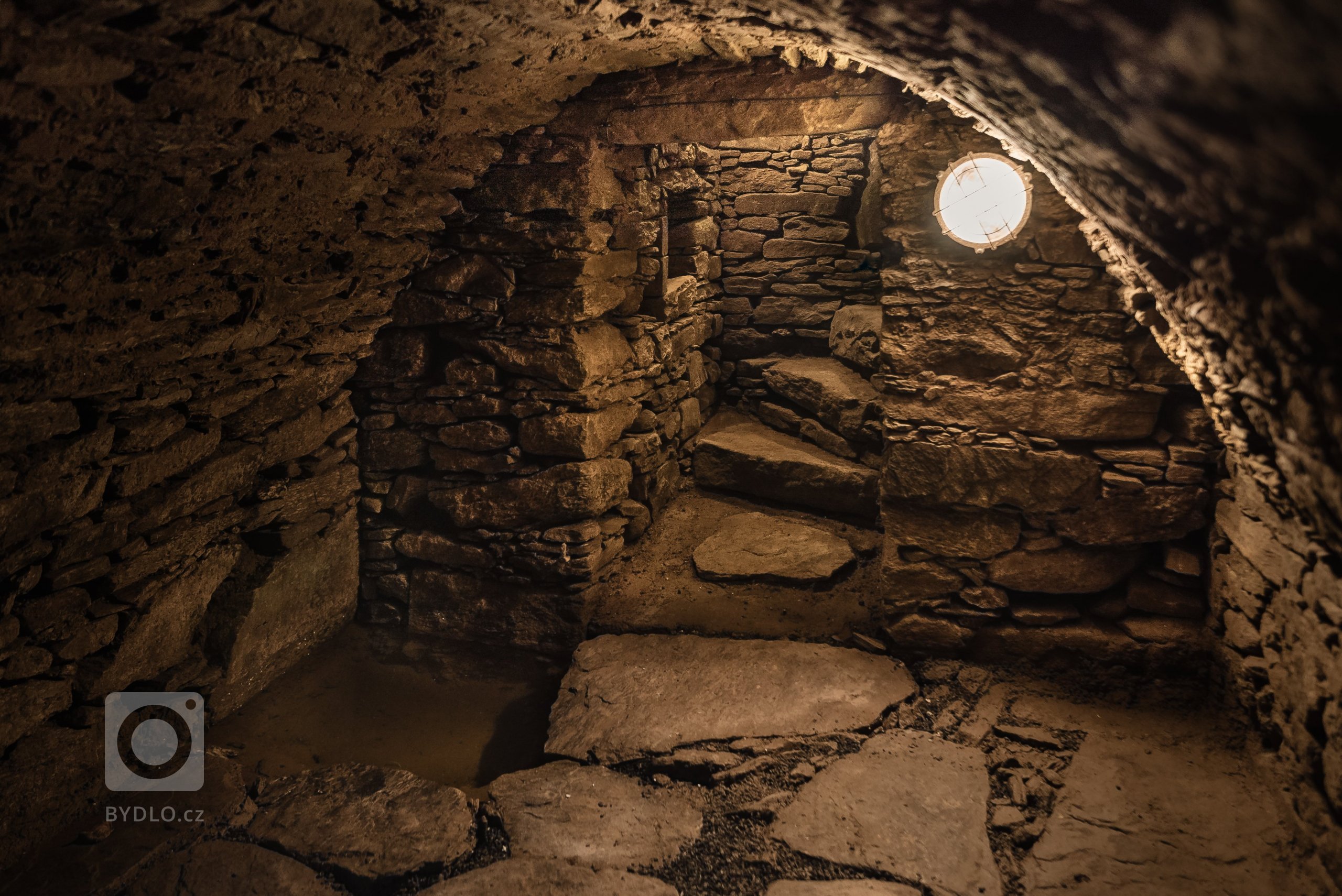 Představujeme vám kompletní rekonstrukci opuštěného domu včetně úprav okolí. Dům se nyní vyznačuje sladěním možností dnešní doby s autentičností prvků lidové…