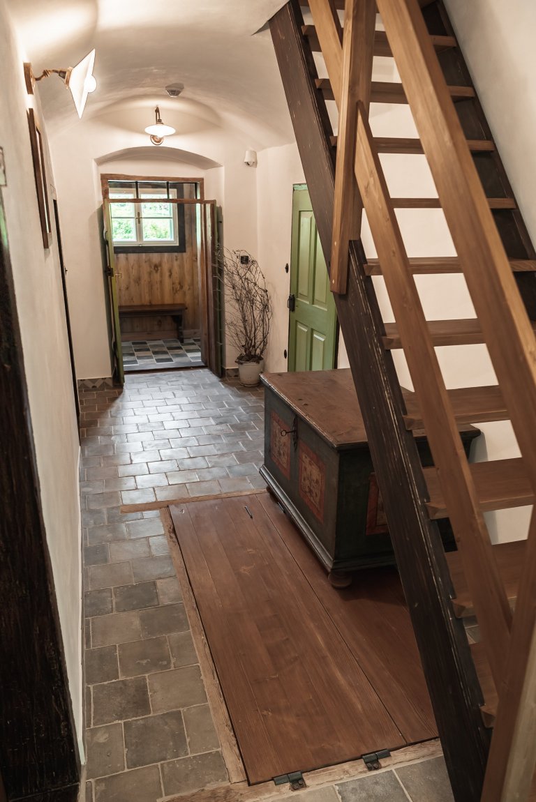 Představujeme vám kompletní rekonstrukci opuštěného domu včetně úprav okolí. Dům se nyní vyznačuje sladěním možností dnešní doby s autentičností prvků lidové…