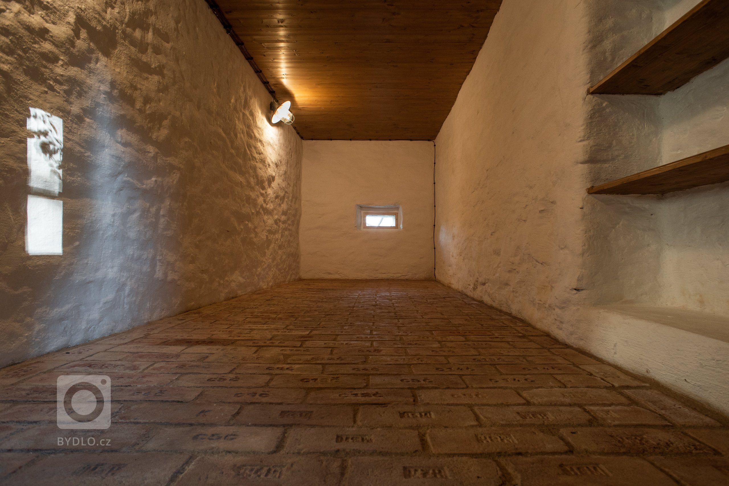 Představujeme vám kompletní rekonstrukci opuštěného domu včetně úprav okolí. Dům se nyní vyznačuje sladěním možností dnešní doby s autentičností prvků lidové…