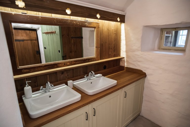 Představujeme vám kompletní rekonstrukci opuštěného domu včetně úprav okolí. Dům se nyní vyznačuje sladěním možností dnešní doby s autentičností prvků lidové…