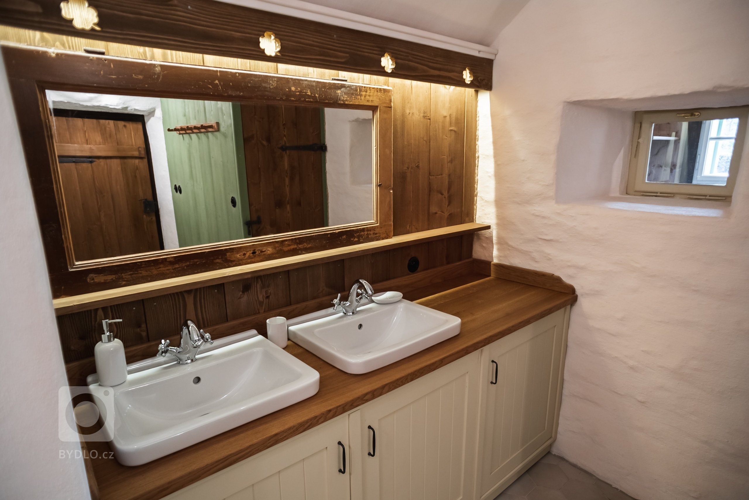 Představujeme vám kompletní rekonstrukci opuštěného domu včetně úprav okolí. Dům se nyní vyznačuje sladěním možností dnešní doby s autentičností prvků lidové…