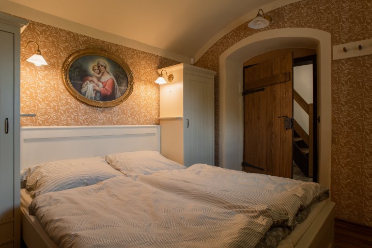 Představujeme vám kompletní rekonstrukci opuštěného domu včetně úprav okolí. Dům se nyní vyznačuje sladěním možností dnešní doby s autentičností prvků lidové…