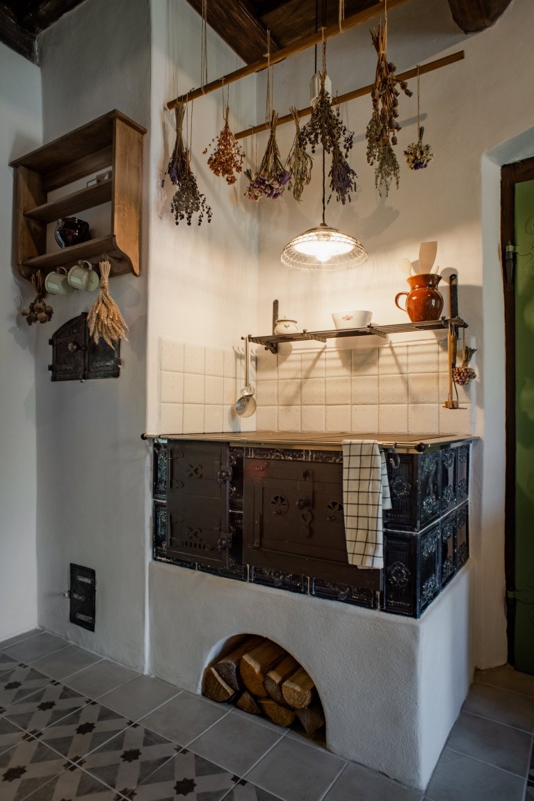 Představujeme vám kompletní rekonstrukci opuštěného domu včetně úprav okolí. Dům se nyní vyznačuje sladěním možností dnešní doby s autentičností prvků lidové…