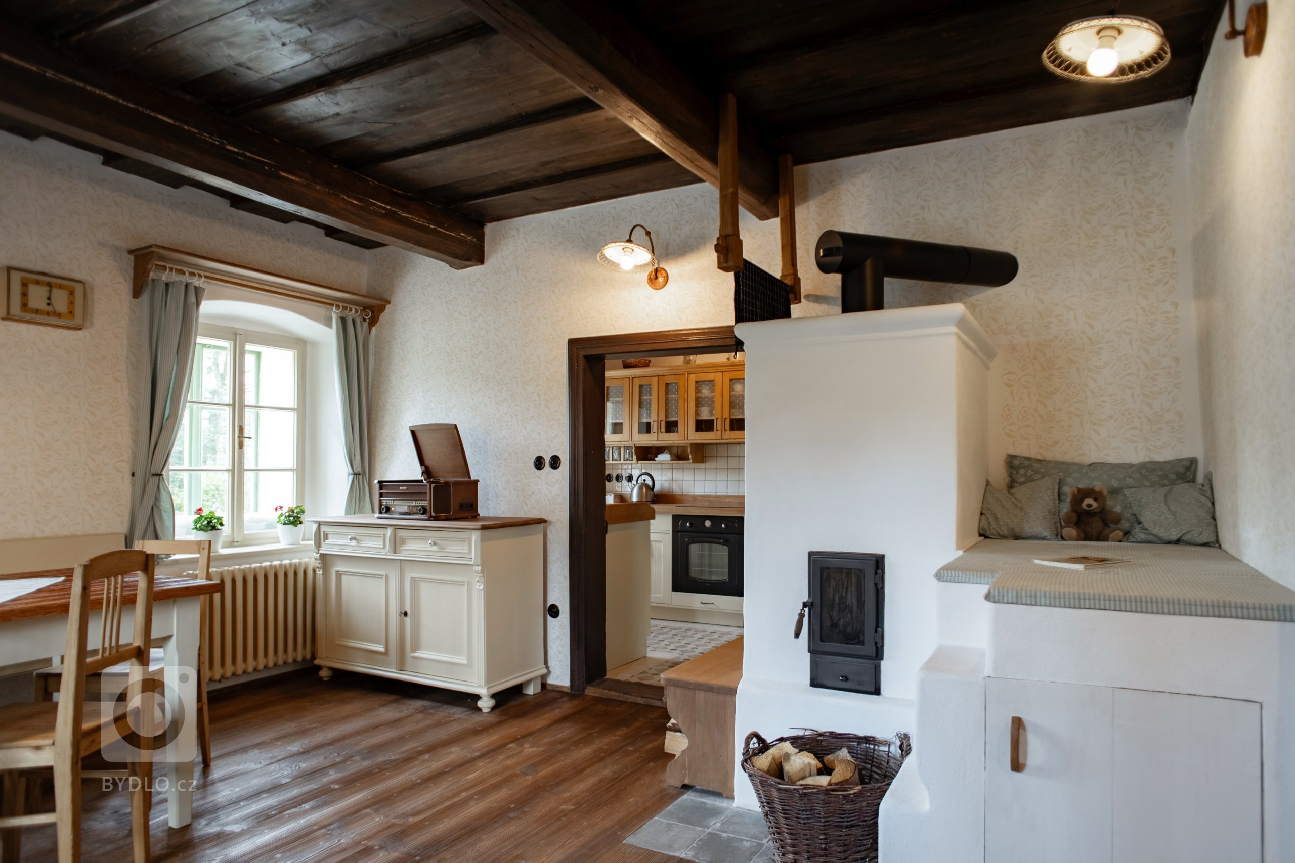 Představujeme vám kompletní rekonstrukci opuštěného domu včetně úprav okolí. Dům se nyní vyznačuje sladěním možností dnešní doby s autentičností prvků lidové…