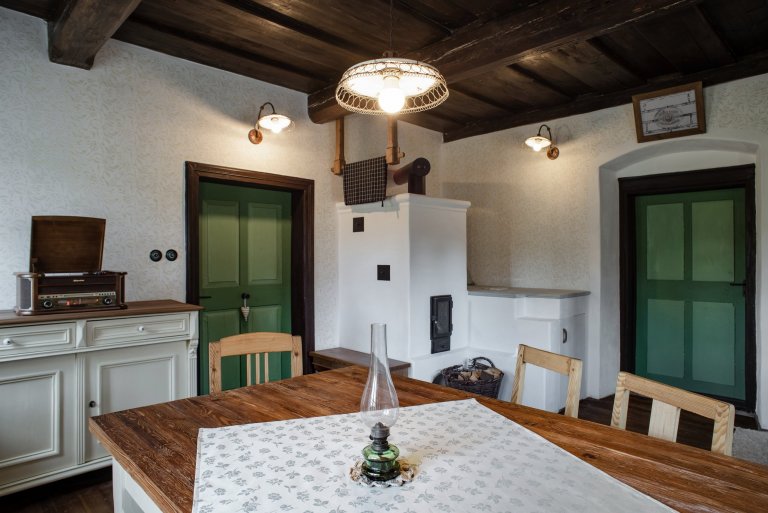 Představujeme vám kompletní rekonstrukci opuštěného domu včetně úprav okolí. Dům se nyní vyznačuje sladěním možností dnešní doby s autentičností prvků lidové…