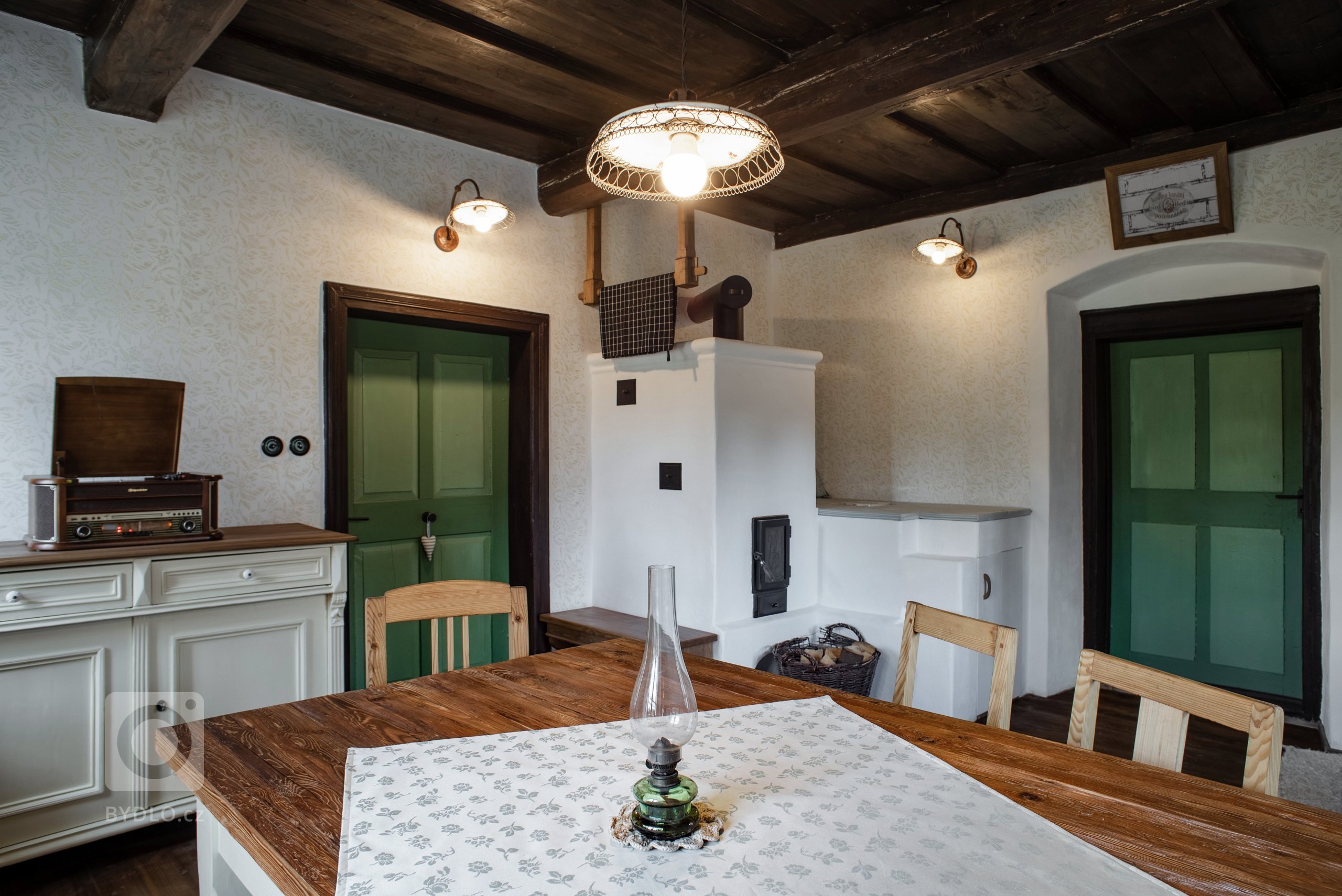 Představujeme vám kompletní rekonstrukci opuštěného domu včetně úprav okolí. Dům se nyní vyznačuje sladěním možností dnešní doby s autentičností prvků lidové…