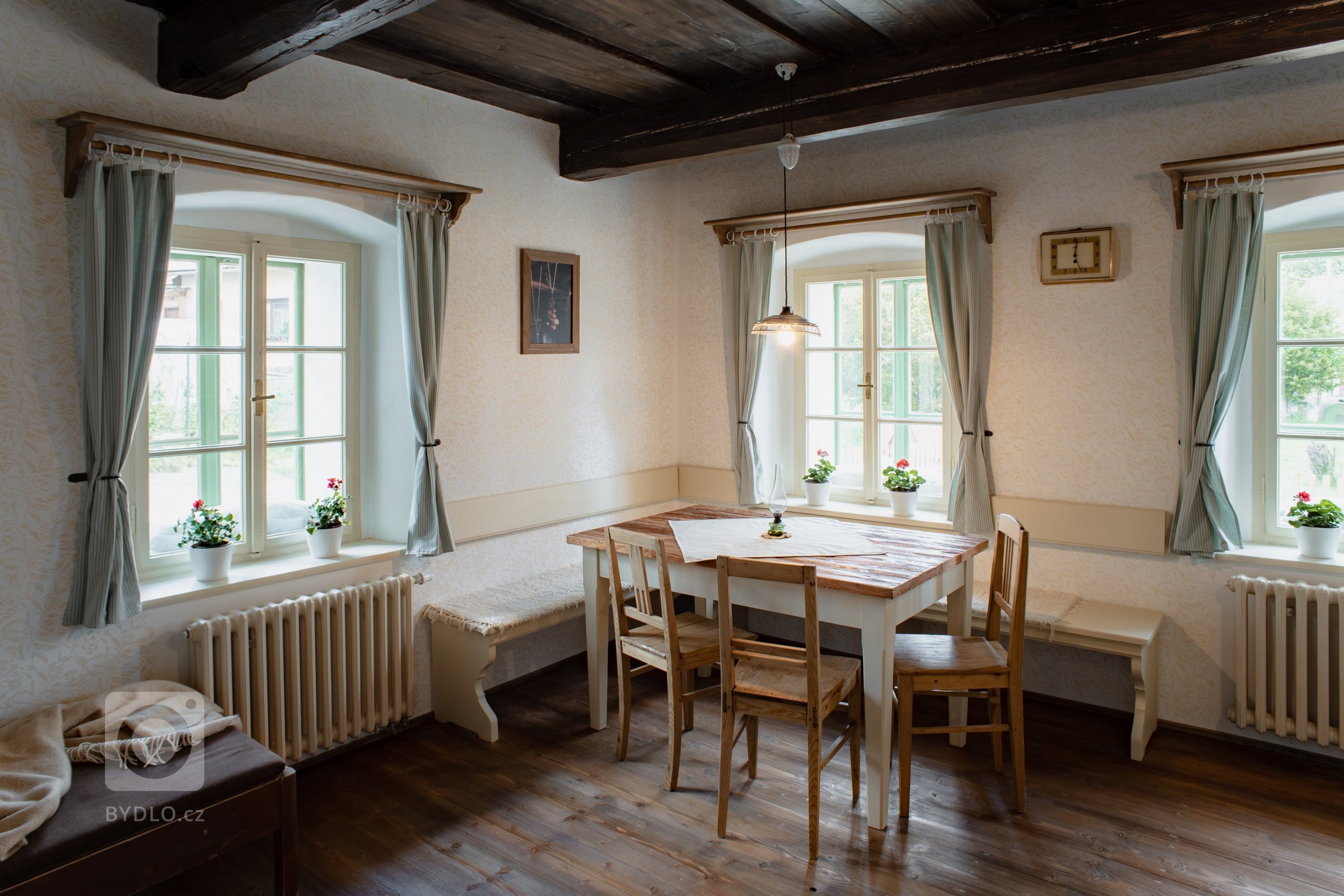 Představujeme vám kompletní rekonstrukci opuštěného domu včetně úprav okolí. Dům se nyní vyznačuje sladěním možností dnešní doby s autentičností prvků lidové…