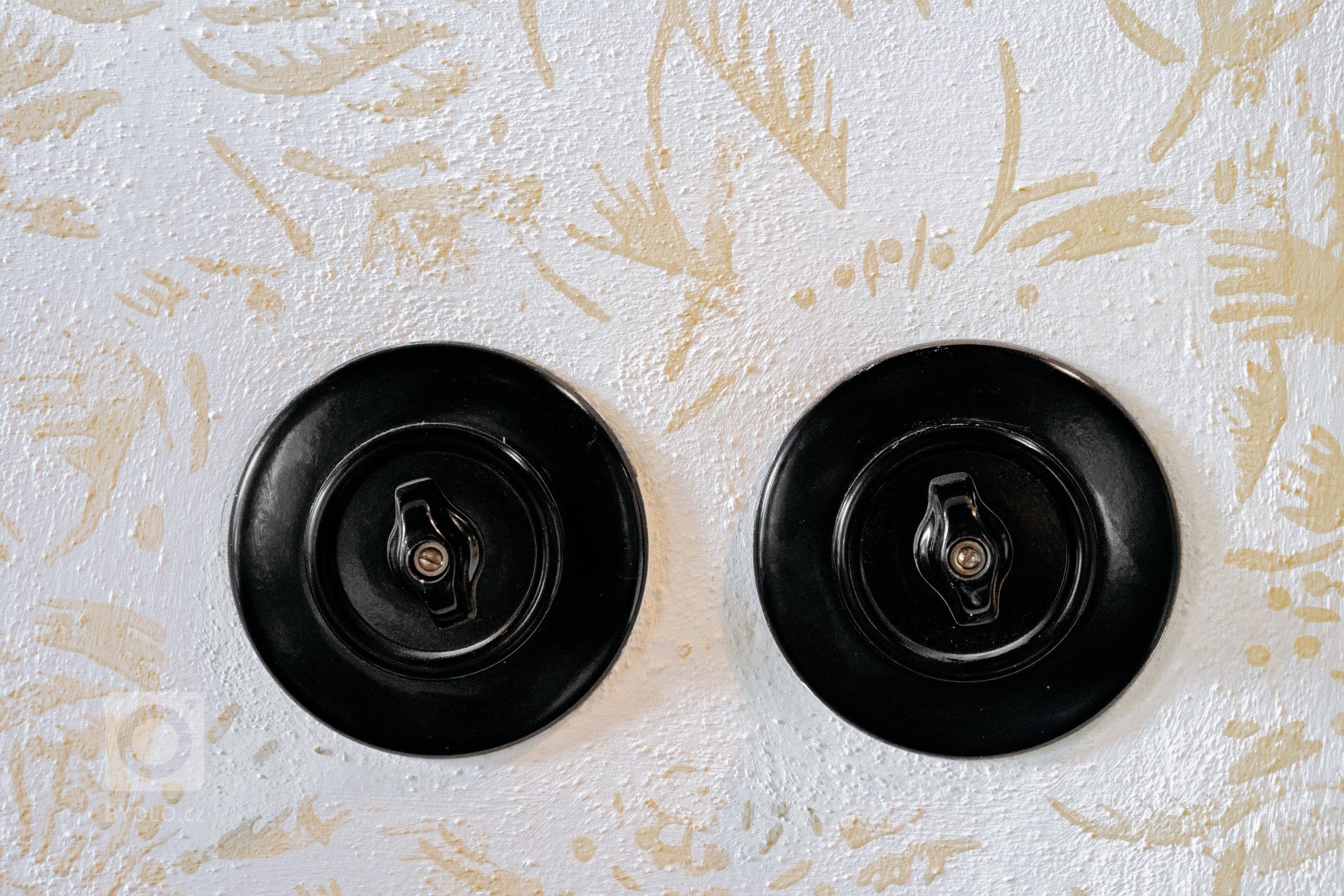 Představujeme vám kompletní rekonstrukci opuštěného domu včetně úprav okolí. Dům se nyní vyznačuje sladěním možností dnešní doby s autentičností prvků lidové…