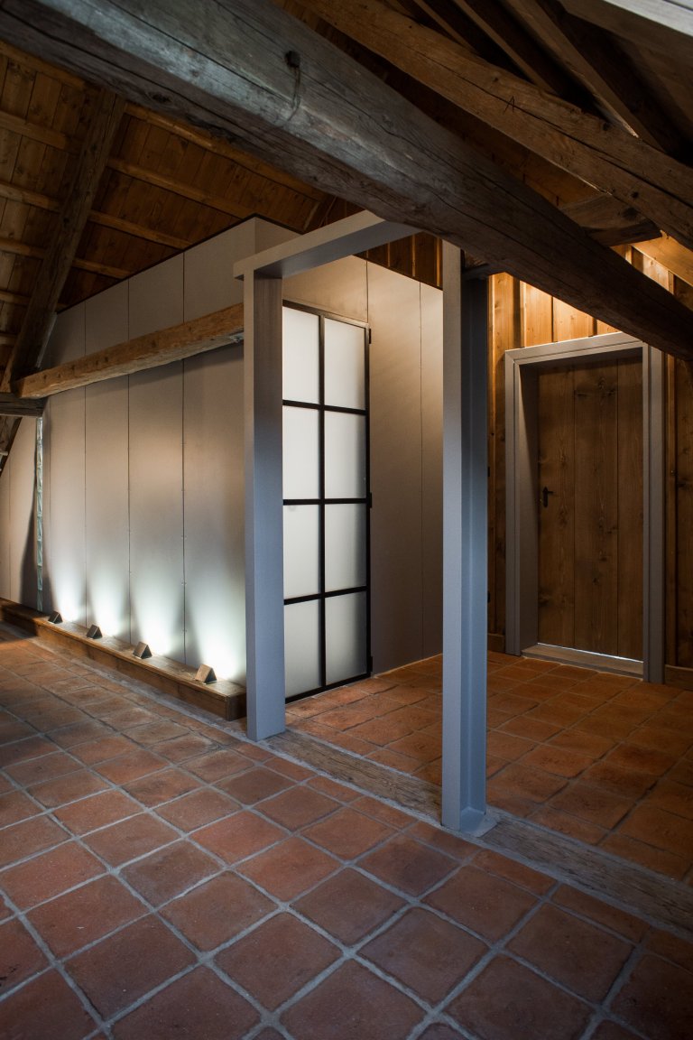 Představujeme vám kompletní rekonstrukci opuštěného domu včetně úprav okolí. Dům se nyní vyznačuje sladěním možností dnešní doby s autentičností prvků lidové…