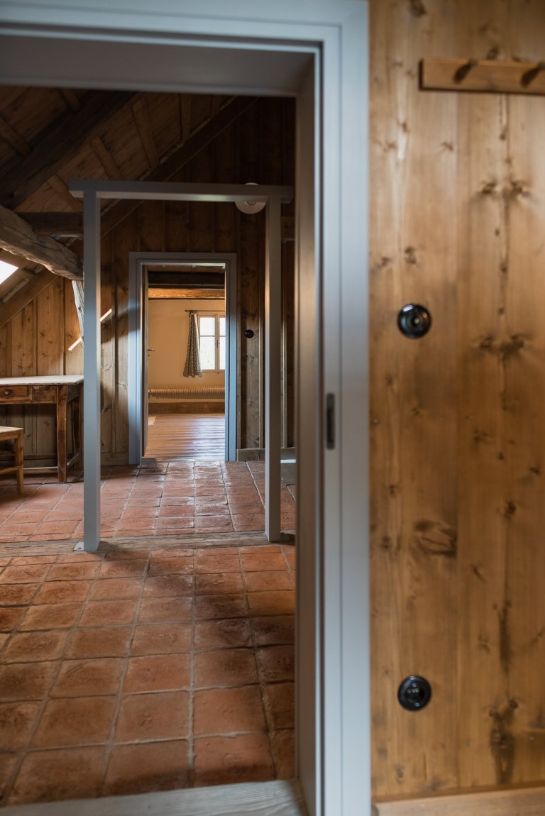 Představujeme vám kompletní rekonstrukci opuštěného domu včetně úprav okolí. Dům se nyní vyznačuje sladěním možností dnešní doby s autentičností prvků lidové…