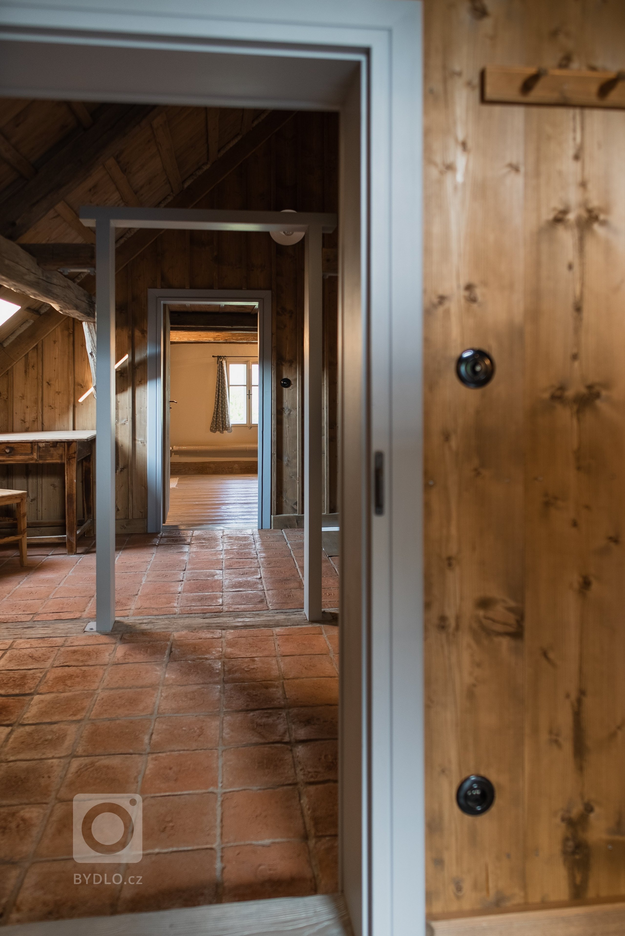 Představujeme vám kompletní rekonstrukci opuštěného domu včetně úprav okolí. Dům se nyní vyznačuje sladěním možností dnešní doby s autentičností prvků lidové…