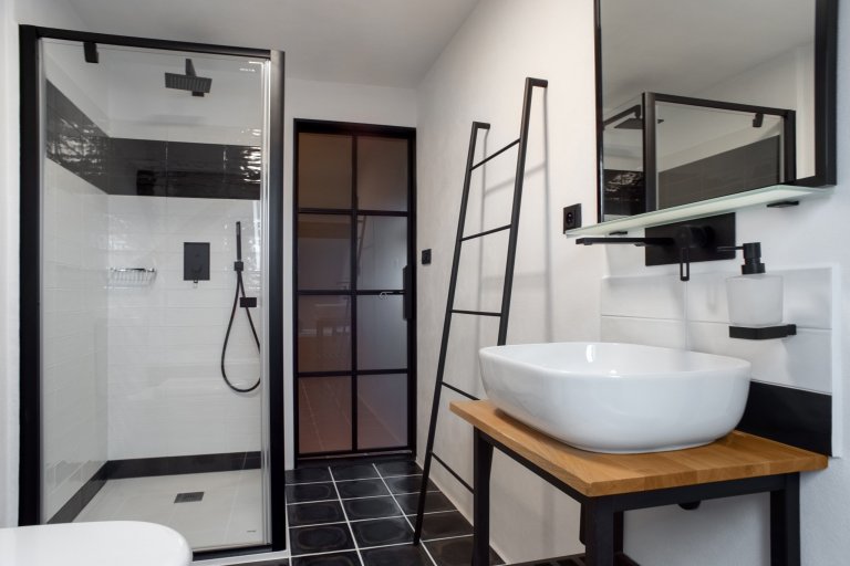 Představujeme vám kompletní rekonstrukci opuštěného domu včetně úprav okolí. Dům se nyní vyznačuje sladěním možností dnešní doby s autentičností prvků lidové…