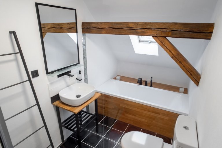 Představujeme vám kompletní rekonstrukci opuštěného domu včetně úprav okolí. Dům se nyní vyznačuje sladěním možností dnešní doby s autentičností prvků lidové…