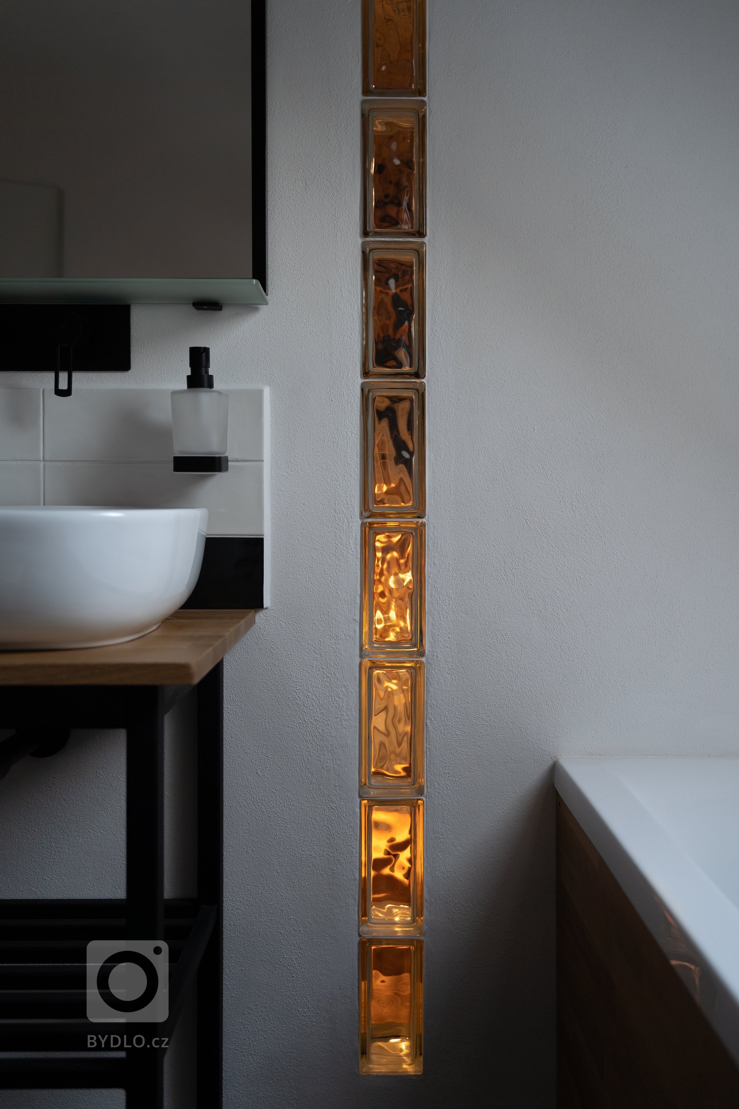 Představujeme vám kompletní rekonstrukci opuštěného domu včetně úprav okolí. Dům se nyní vyznačuje sladěním možností dnešní doby s autentičností prvků lidové…