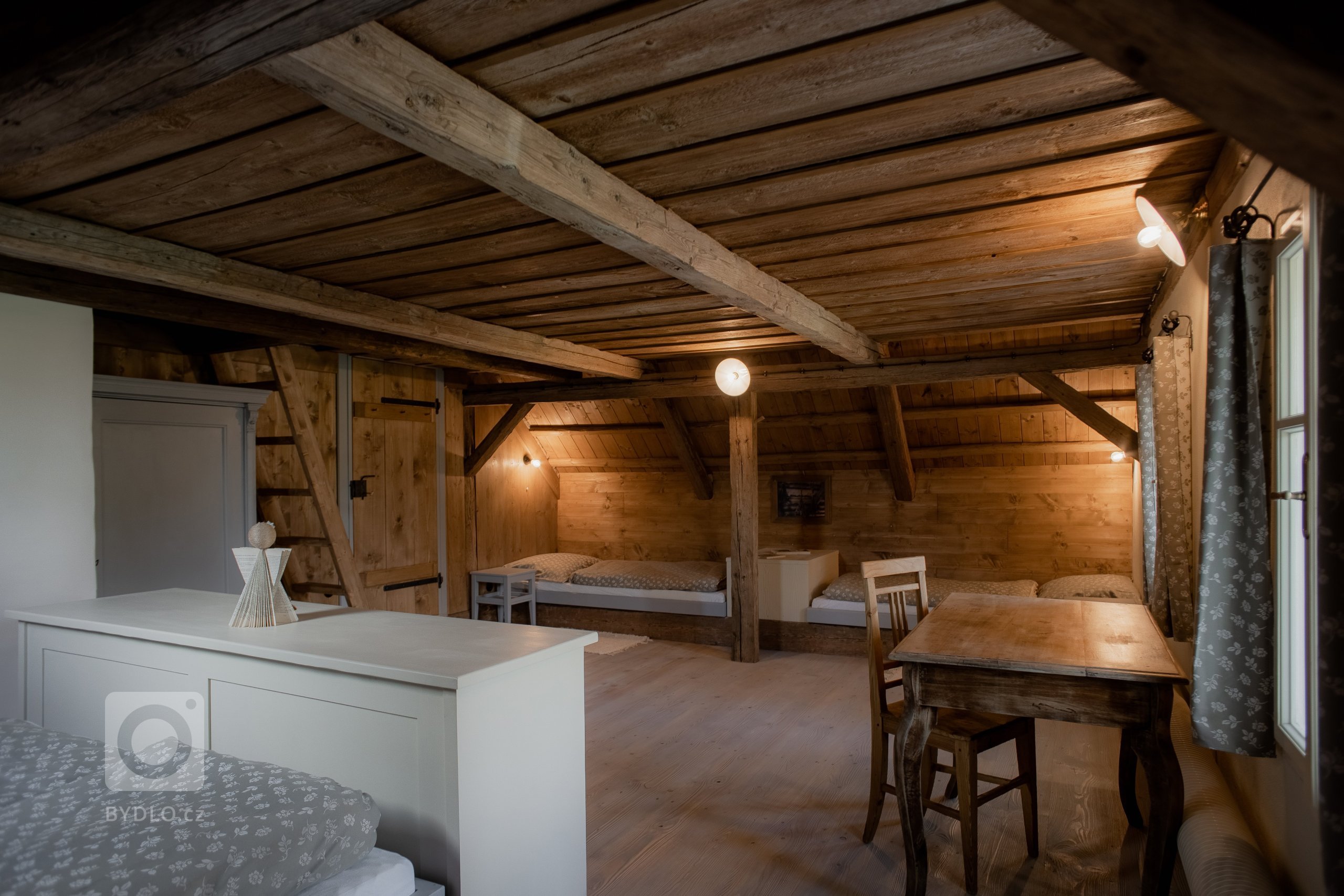 Představujeme vám kompletní rekonstrukci opuštěného domu včetně úprav okolí. Dům se nyní vyznačuje sladěním možností dnešní doby s autentičností prvků lidové…