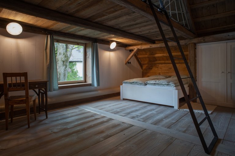 Představujeme vám kompletní rekonstrukci opuštěného domu včetně úprav okolí. Dům se nyní vyznačuje sladěním možností dnešní doby s autentičností prvků lidové…