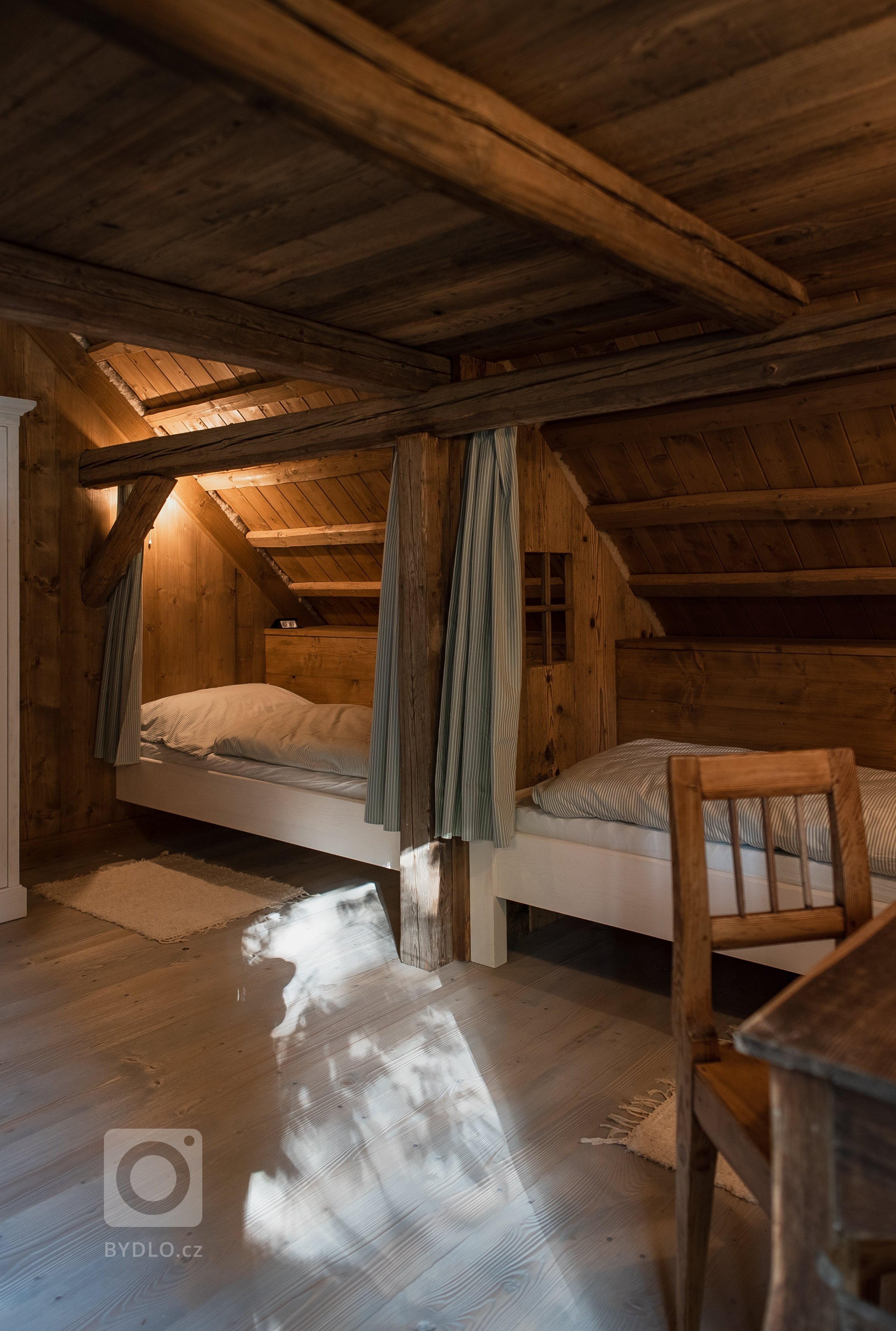 Představujeme vám kompletní rekonstrukci opuštěného domu včetně úprav okolí. Dům se nyní vyznačuje sladěním možností dnešní doby s autentičností prvků lidové…