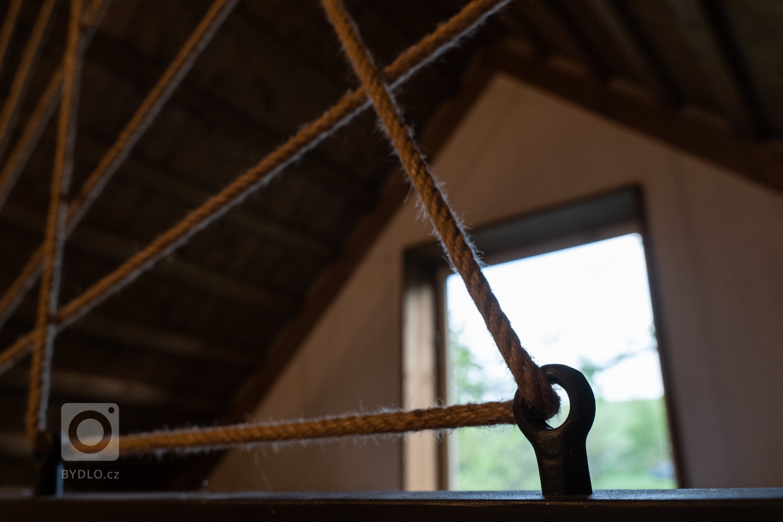 Představujeme vám kompletní rekonstrukci opuštěného domu včetně úprav okolí. Dům se nyní vyznačuje sladěním možností dnešní doby s autentičností prvků lidové…