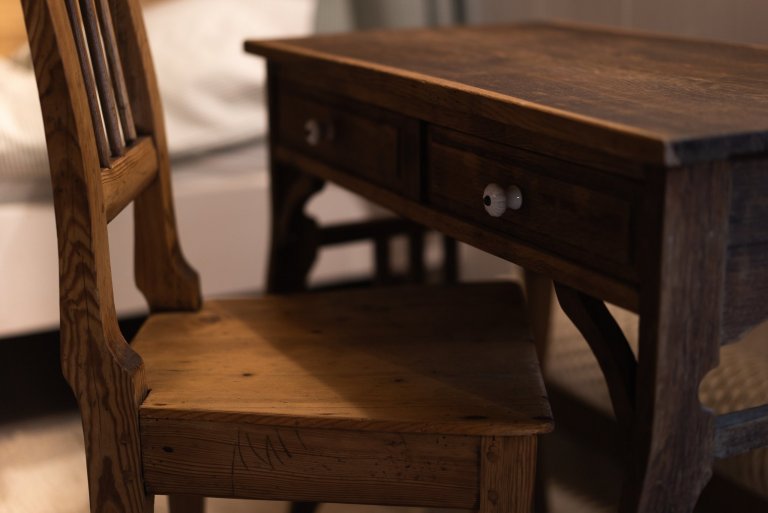 Představujeme vám kompletní rekonstrukci opuštěného domu včetně úprav okolí. Dům se nyní vyznačuje sladěním možností dnešní doby s autentičností prvků lidové…