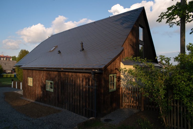 Představujeme vám kompletní rekonstrukci opuštěného domu včetně úprav okolí. Dům se nyní vyznačuje sladěním možností dnešní doby s autentičností prvků lidové…