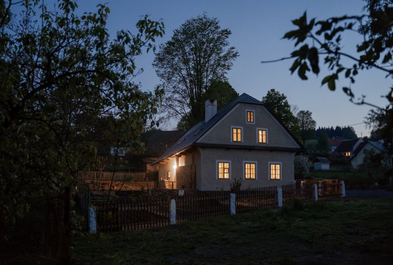 Představujeme vám kompletní rekonstrukci opuštěného domu včetně úprav okolí. Dům se nyní vyznačuje sladěním možností dnešní doby s autentičností prvků lidové…