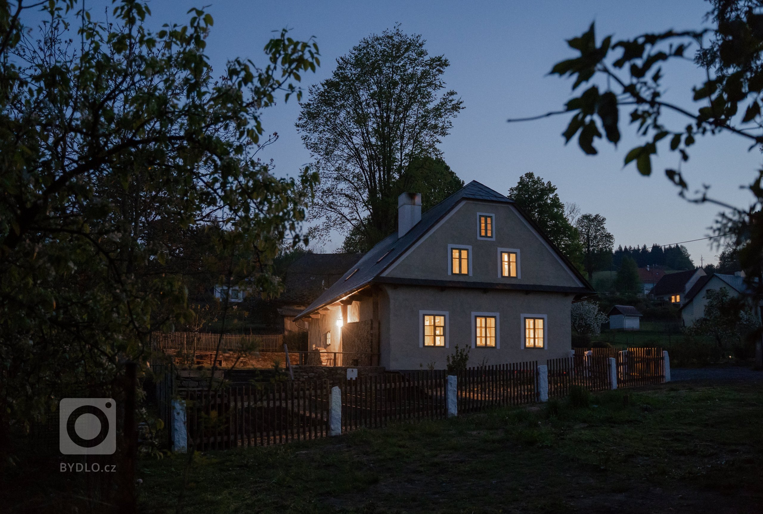 Představujeme vám kompletní rekonstrukci opuštěného domu včetně úprav okolí. Dům se nyní vyznačuje sladěním možností dnešní doby s autentičností prvků lidové…