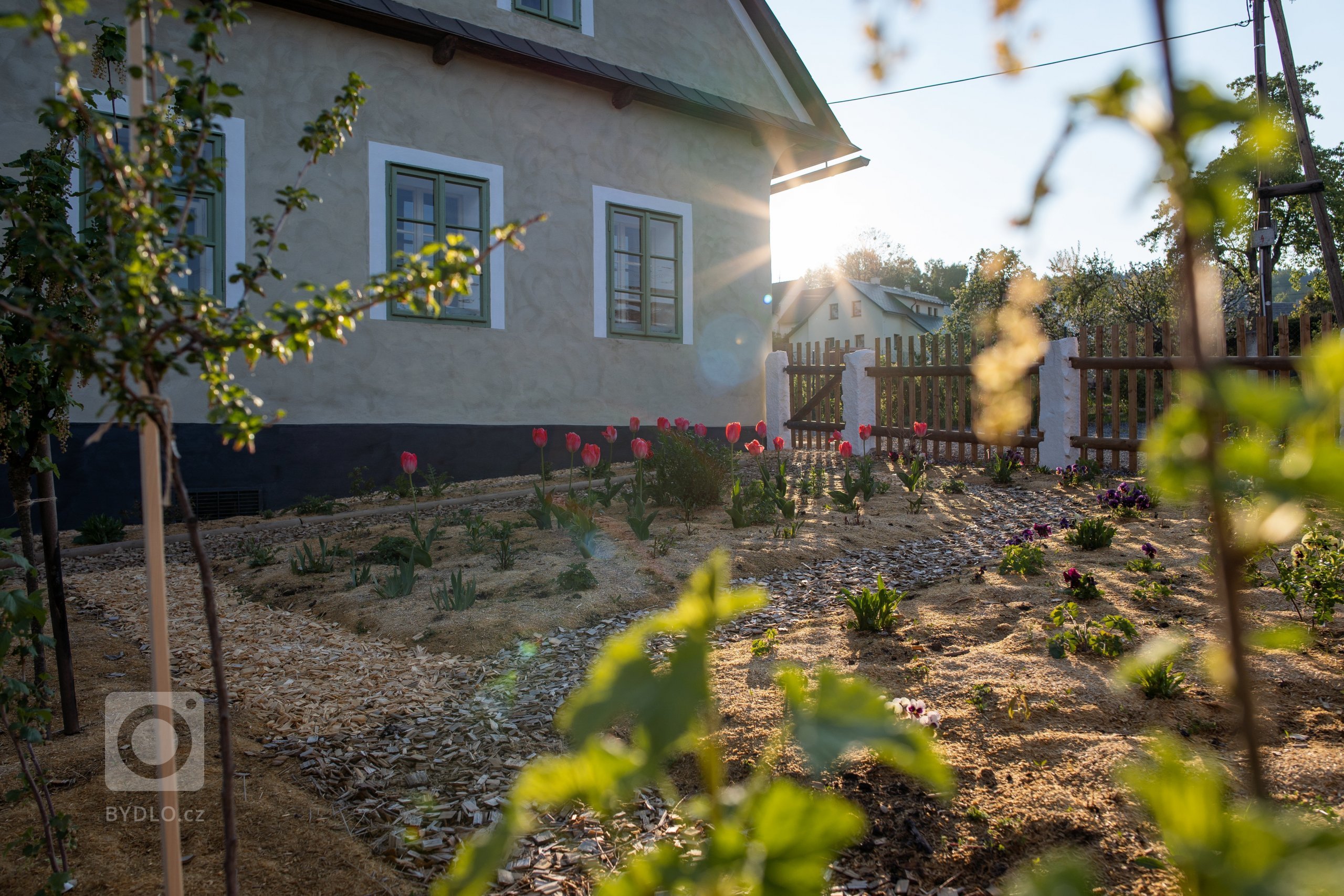 Představujeme vám kompletní rekonstrukci opuštěného domu včetně úprav okolí. Dům se nyní vyznačuje sladěním možností dnešní doby s autentičností prvků lidové…
