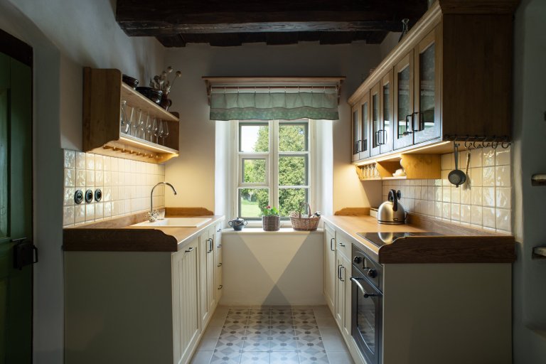 Představujeme vám kompletní rekonstrukci opuštěného domu včetně úprav okolí. Dům se nyní vyznačuje sladěním možností dnešní doby s autentičností prvků lidové…