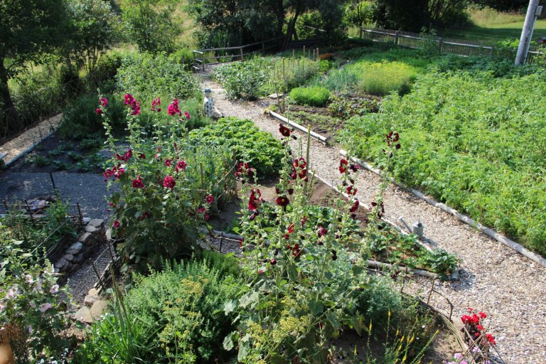Zahrada je navržena intuitivně, s vkusem k zahradní architektuře a na základě potřeb majitelů. Před chalupou je klasická okrasná předzahrádka a slouží též pro…