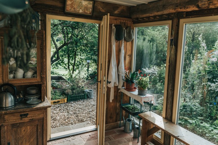 Zahrada je navržena intuitivně, s vkusem k zahradní architektuře a na základě potřeb majitelů. Před chalupou je klasická okrasná předzahrádka a slouží též pro…