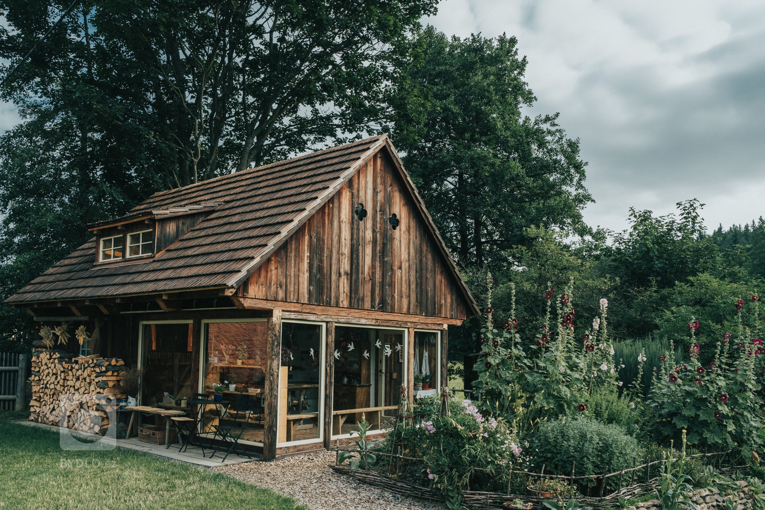 Zahrada je navržena intuitivně, s vkusem k zahradní architektuře a na základě potřeb majitelů. Před chalupou je klasická okrasná předzahrádka a slouží též pro…