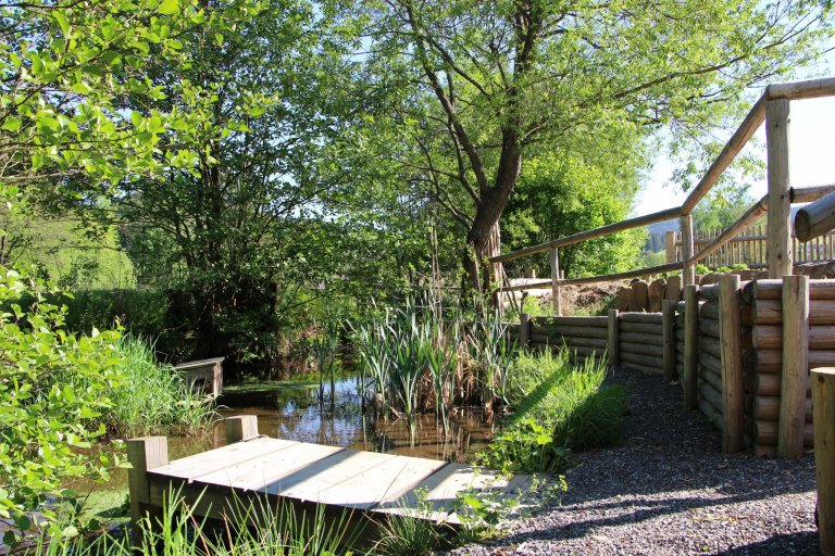 Zahrada je navržena intuitivně, s vkusem k zahradní architektuře a na základě potřeb majitelů. Před chalupou je klasická okrasná předzahrádka a slouží též pro…