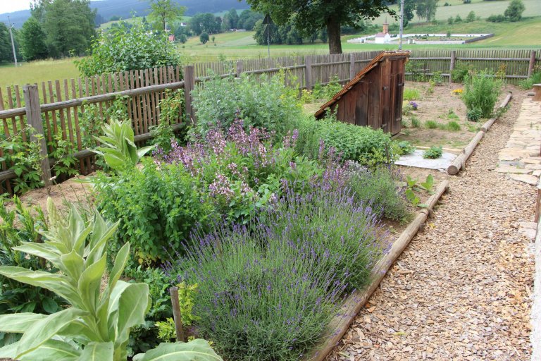 Zahrada je navržena intuitivně, s vkusem k zahradní architektuře a na základě potřeb majitelů. Před chalupou je klasická okrasná předzahrádka a slouží též pro…