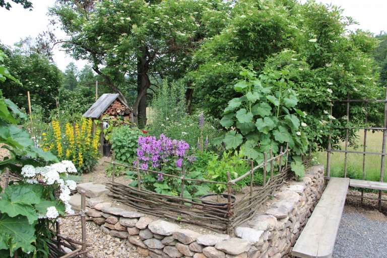Zahrada je navržena intuitivně, s vkusem k zahradní architektuře a na základě potřeb majitelů. Před chalupou je klasická okrasná předzahrádka a slouží též pro…