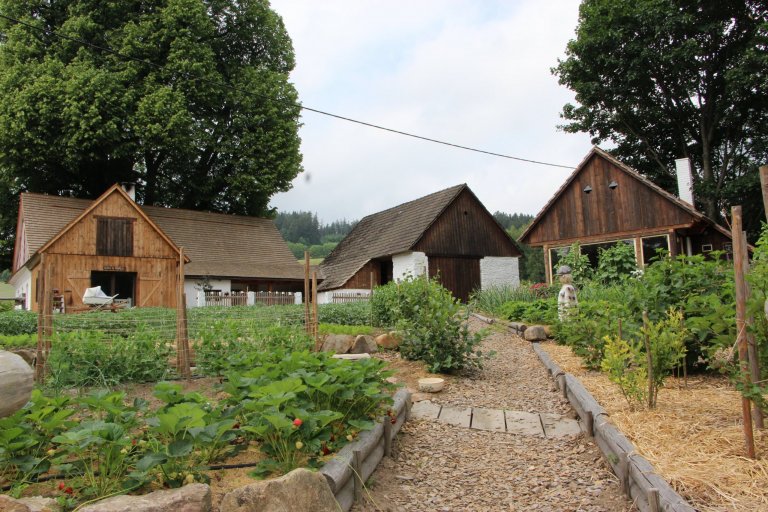 Zahrada je navržena intuitivně, s vkusem k zahradní architektuře a na základě potřeb majitelů. Před chalupou je klasická okrasná předzahrádka a slouží též pro…