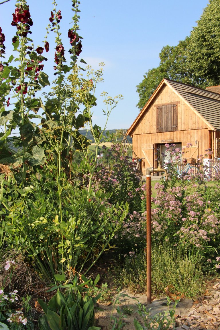 Zahrada je navržena intuitivně, s vkusem k zahradní architektuře a na základě potřeb majitelů. Před chalupou je klasická okrasná předzahrádka a slouží též pro…