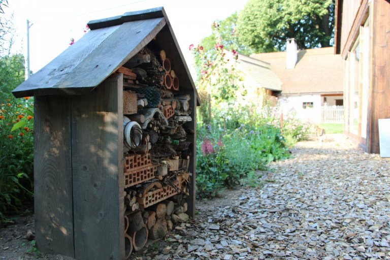 Zahrada je navržena intuitivně, s vkusem k zahradní architektuře a na základě potřeb majitelů. Před chalupou je klasická okrasná předzahrádka a slouží též pro…