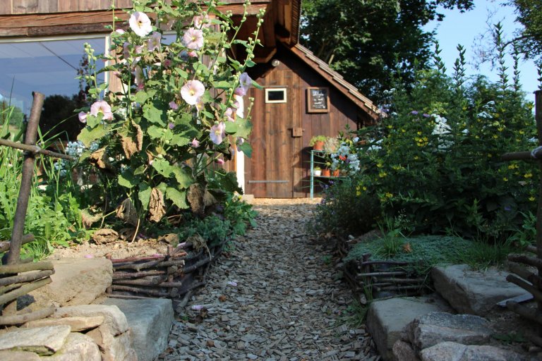 Zahrada je navržena intuitivně, s vkusem k zahradní architektuře a na základě potřeb majitelů. Před chalupou je klasická okrasná předzahrádka a slouží též pro…