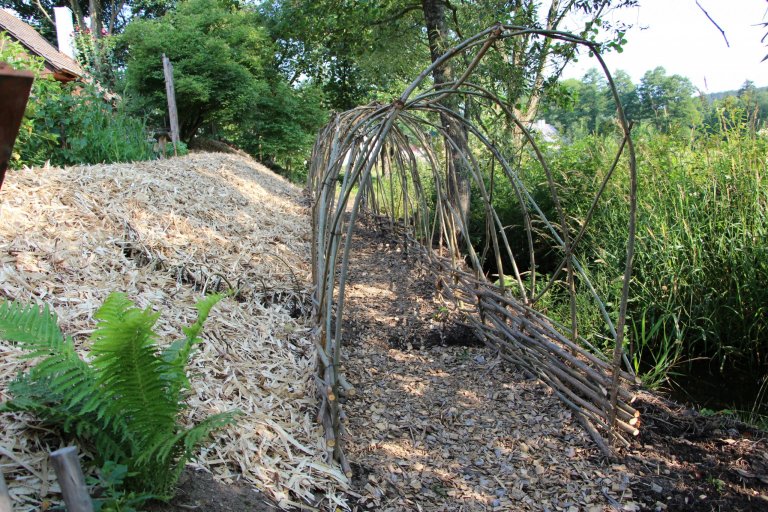 Zahrada je navržena intuitivně, s vkusem k zahradní architektuře a na základě potřeb majitelů. Před chalupou je klasická okrasná předzahrádka a slouží též pro…