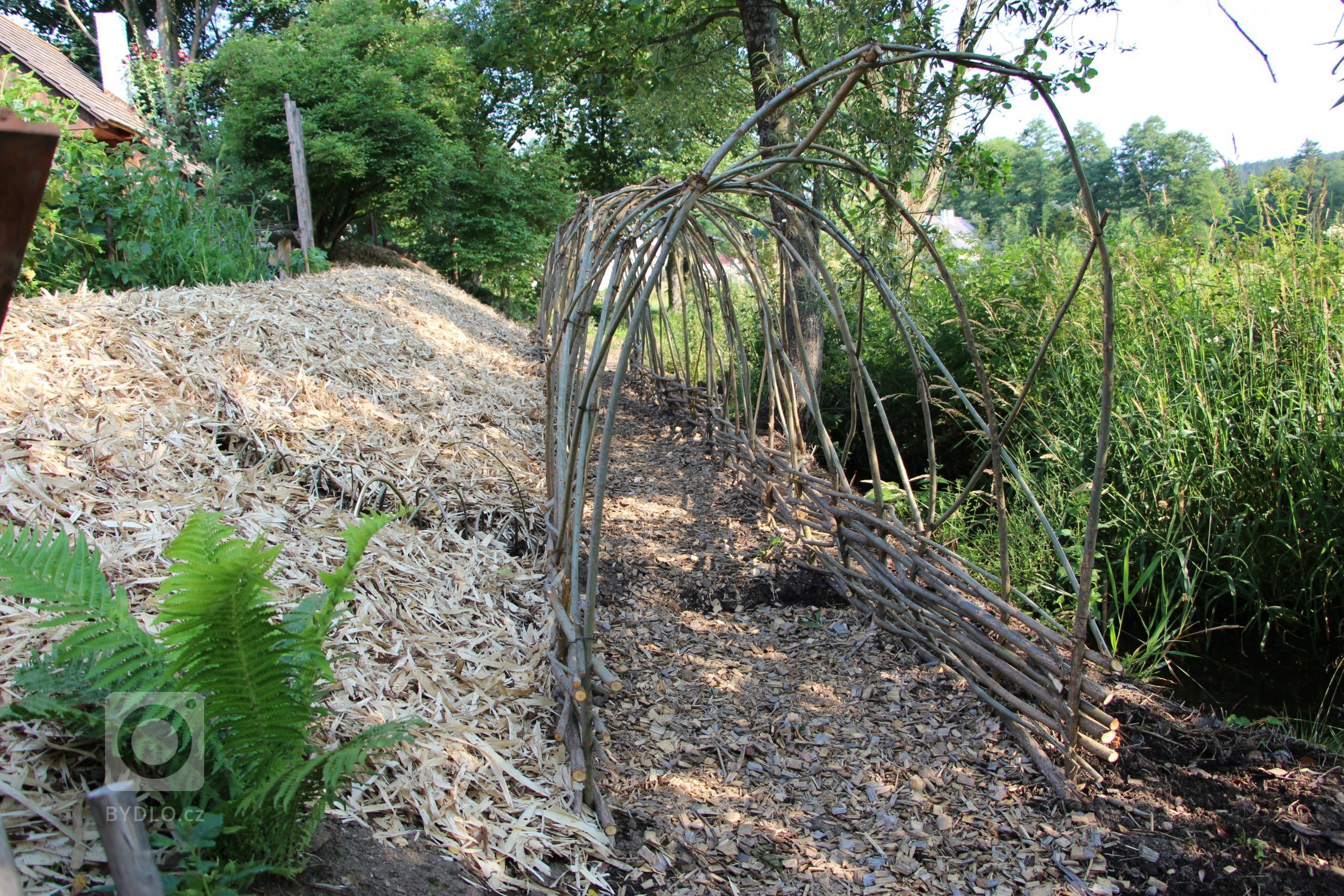 Zahrada je navržena intuitivně, s vkusem k zahradní architektuře a na základě potřeb majitelů. Před chalupou je klasická okrasná předzahrádka a slouží též pro…